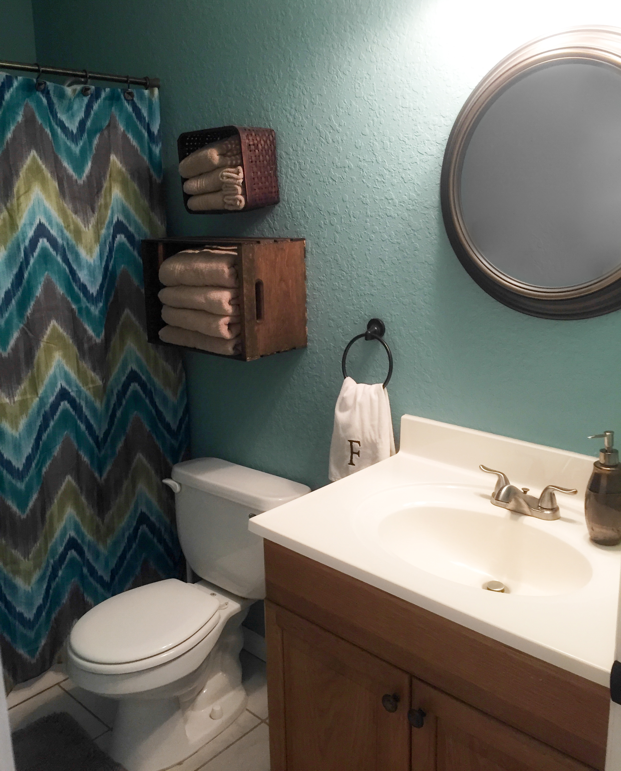 DIY Bathroom Makeover by @arfrymier on @shesintentional.
